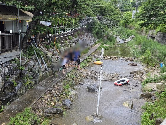 지난 8일 경기도 양주시 장흥계곡의 한 음식점이 분수대를 설치하고 계곡에서 물을 끌어다 사용하고 있다. 이영근 기자