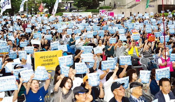 지난 8일 부산역 광장에서 ‘후쿠시마 핵 오염수 해양 투기 결사반대 7.8 부산시민 총궐기대회’가 열린 가운데 참가자들이 구호를 외치고 있다.  전민철 기자 jmc@kookje.co.kr