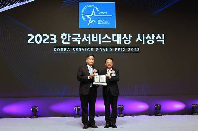 주영수 롯데건설 전략기획 부문 상무(왼쪽)가 ‘2023 한국서비스대상 시상식’에 참여해 수상 후 기념 촬영을 하고 있다.