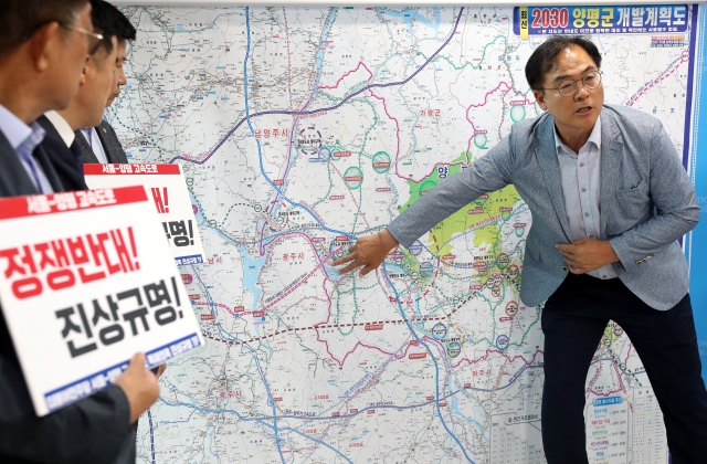 최재관 더불어민주당 여주양평지역위원장이 9일 오후 서울 여의도 국회에서 더불어민주당 서울-양평 고속도로 특혜 의혹 진상규명 TF의 긴급 기자회견에 참석한 후 보충설명을 하고 있다. 뉴시스