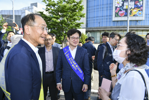 지난 달 26일 서울 개화~김포공항 가변버스전용차선 개통일에 김병수 시장과 이성해 대광위원장이 현장에 나와 시민들과 담소를 나누고 있다. 김포시 제공