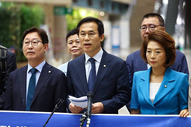 후쿠시마 핵오염수 해양투기 저지 대한민국 국회의원단 소속 더불어민주당 김승남 의원이 10일 오전 김포국제공항을 통해 일본으로 출국하기 전 기자회견을 열고 입장을 밝히고 있다. [사진출처 = 연합뉴스]