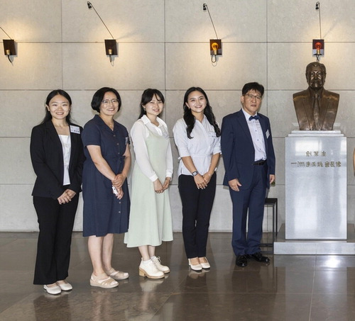 이우진 일주학술문화재단 이사장(맨 오른쪽)이 장학생들과 기념촬영을 하고 있다. 
 태광그룹