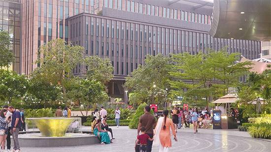 뉴델리 에어로시티 내 위치한 월드마크몰 일대는 높은 수준의 인프라를 자랑한다. 그동안 미디어에서 접한 인도의 모습을 찾아보기 힘들다. 사진은 저녁을 즐기는 뉴델리 시민들. (반진욱 기자)