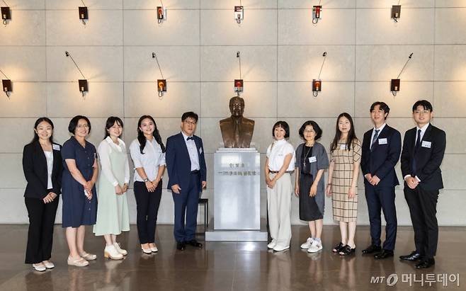 태광그룹 일주학술문화재단이 지난 6일 서울 종로구 흥국생명빌딩에서 제31기 해외박사 장학생으로 선정된 9명에게 장학증서를 수여했다. 이우진 일주학술문화재단 이사장(사진 왼쪽에서 다섯번째)이 장학생들과 기념촬영하고 있다. /사진제공=태광그룹