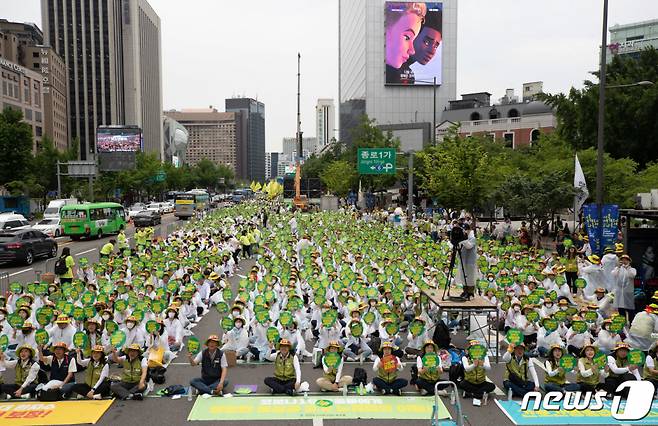 (서울=뉴스1) 이재명 기자 = 전국보건의료산업노동조합 조합원들이 8일 오후 서울 세종대로 동화면세점 앞에서 열린 산별총파업 투쟁 승리 결의대회에서 구호를 외치고 있다. 2023.6.8/뉴스1  Copyright (C) 뉴스1. All rights reserved. 무단 전재 및 재배포 금지.