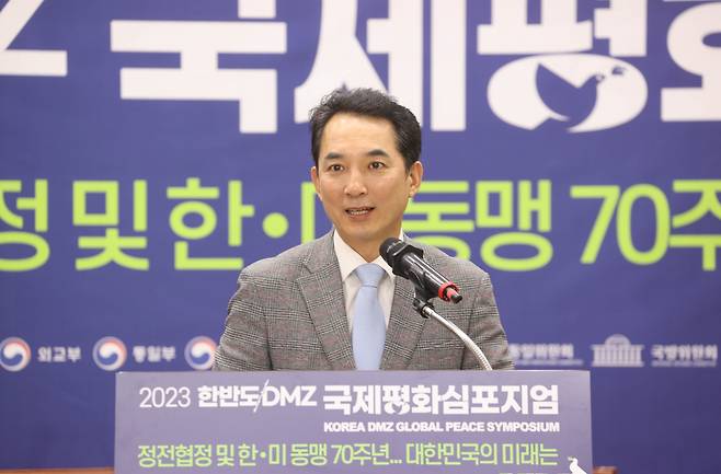 박민식 국가보훈부 장관이 6일 서울 영등포구 국회도서관 소회의실에서 열린 2023 한반도 DMZ 국제평화 심포지엄에 참석하여 기조연설을 하고 있다. [연합]