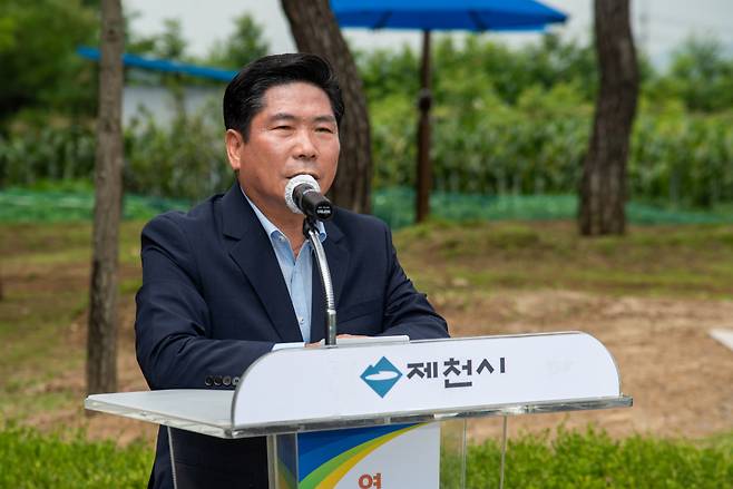 충북 제천시는 10일 삼한의 초록길 입구에 국내 여섯번째로 기후위기시계를 설치하고 제막식을 열었다. [제천시 제공]