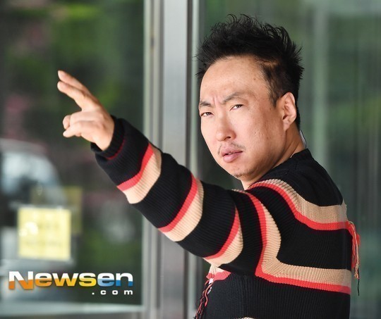 Park Myeong-su angered over people leaving rubbish in publicOn July 10, KBS Cool FM Park Myeong-sus Radio show, Park Myeong-su, who communicates with listener, was drawn.On this day, Park Myeong-su had time to talk with various listeners messages related to Humidex.One listener said, Im doing a walking exercise in the park, and Im smoking tobacco in pairs, even though there is a banner saying, If you smoke tobacco, you will be fined.Park Myeong-su said, In college, men and women smoke tobacco. Sometimes when I go to workout in Namsan, foreigners smoke tobacco. Do I have to stop it?But worse than It is the people who drink coffee in the park and leave the cup as it is. He said, Who is going to clean it up? Should not they take it and throw it in the trash can? There are a lot of people who are crazy. You have to clean what you ate. Both meet the same things.If one of them is sane, I will tell them to throw it away in recycling. Every single one of them makes people humidex. 