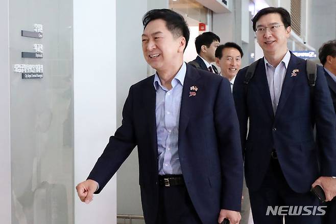 [인천공항=뉴시스] 조성우 기자 = 김기현 국민의힘 대표가 10일 오전 인천국제공항을 통해 미국으로 출국하기 위해 이동하고 있다. 2023.07.10. xconfind@newsis.com