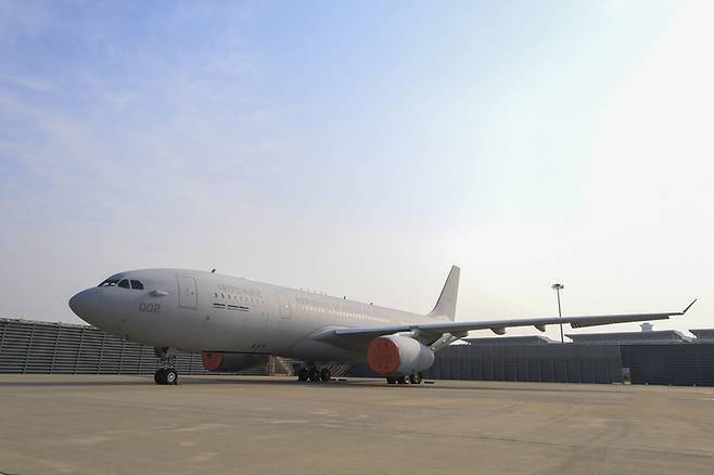 [서울=뉴시스] 공군은 지난 12일 서해에서 다목적 공중급유수송기 '시그너스(KC-330)' 공중급유훈련을 실시했다고 13일 밝혔다. 사진은 시그너스가 공중급유임무 수행을 위해 이륙하기 전 활주로에서 대기하는 모습. (사진=공군 제공) 2023.04.13. photo@newsis.com *재판매 및 DB 금지