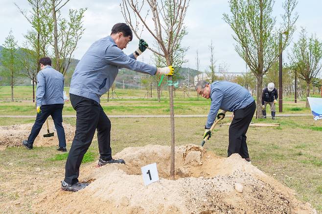 김한성(좌측) 본부장이 한마음동산에 나무를 심고 있다. 월성원자력본부 제공