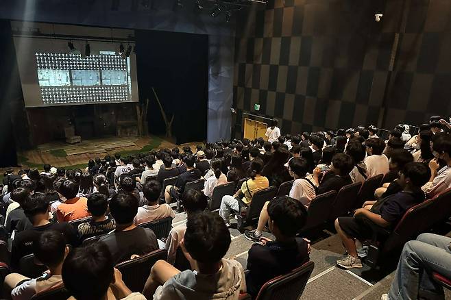 광주 숭의중 학생들이 지난 3일 유스퀘어 동산아트홀에서 공포 연극 '흉터'를 관람하고 있다. 유스퀘어 제공