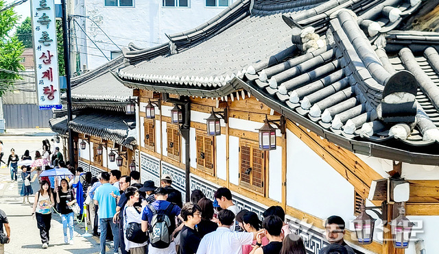 복날이면 유명 삼계탕집은 그야말로 장사진을 이룬다. 서울 종로구 ‘토속촌’의 모습.