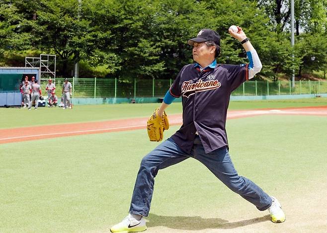 조소행 상호금융대표이사가 제10회 농협중앙회장배 전국 농·축협 야구대회 결승전에 앞서 시구를 하고 있다.