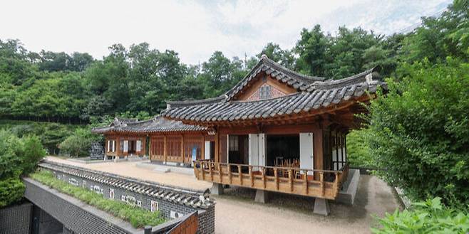 서울 종로구 인문학 둘레길 끝자락 인왕산 중턱에 위치한 청운문학도서관. 최상수 기자