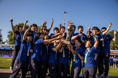 국군 여자축구팀, 세계군인여자축구대회 최초 우승 - 국군 여자축구 대표팀이 지난 7일 네덜란드 스파켄뷔르흐에서 열린 제14회 여자축구 세계군인선수권대회 결승전에서 강호 프랑스를 1-0으로 꺾고 우승을 차지했다. 사진은 대표팀 선수들이 우승컵을 들고 기뻐하는 모습.  국방부 제공