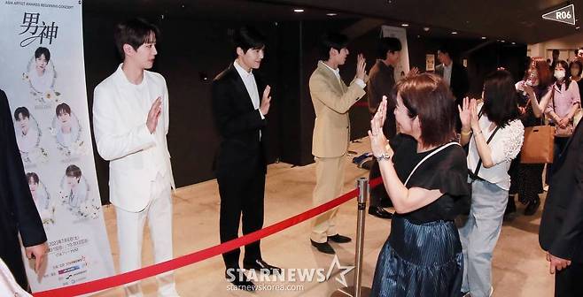 배우 이준영, 김선호, 황민현, 김영대가 8일 오후 일본 요코하마 피아 아레나 MM에서 열리는 스타뉴스 주최 '2023 Asia Artist Awards(2023 아시아 아티스트 어워즈, 이하 '2023 AAA') 비기닝 콘서트 '男神(남신)' 행사 전 관객들에게 환영 인사를 하고 있다.  '男神'에 참석하는 5인의 남신들인 김재중, 김선호, 황민현, 이준영, 김영대는 2시간 30분 동안 환상적인 무대들을 선보일 예정이다.  한편 '2023 AAA' 비기닝 콘서트 '男神'은 본 요코하마 피아 아레나 MM에서 총 2회차 공연으로 열린다. 2023.07.08 /사진=김창현 기자 chmt@