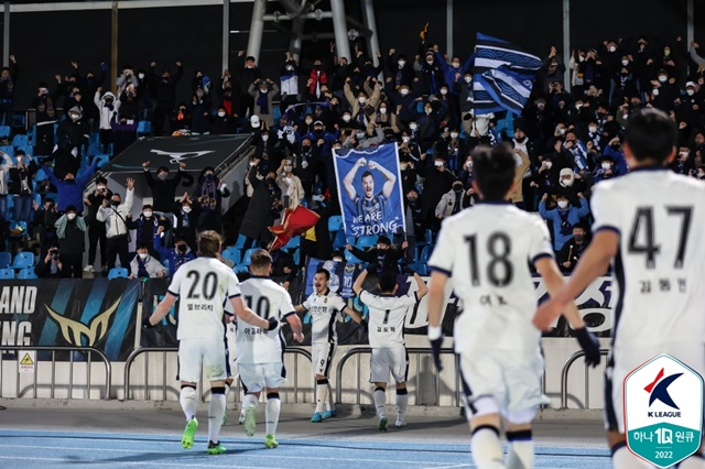 팀 동료들, 팬들과 기뻐하는 무고사. /사진=한국프로축구연맹 제공