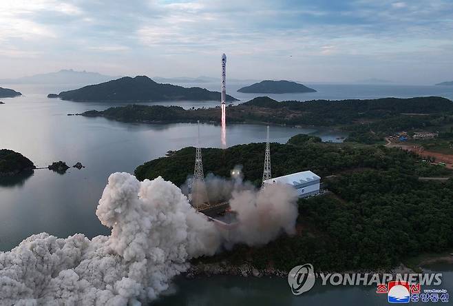 북한이 지난달 공개한 위성 발사 장면 [평양 조선중앙통신=연합뉴스. 국내에서만 사용가능. 재배포 금지. For Use Only in the Republic of Korea. No Redistribution] 
 nkphoto@yna.co.kr