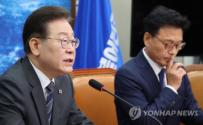 발언하는 이재명 대표 (서울=연합뉴스) 한상균 기자 = 민주당 이재명 대표가 10일 국회 당 사무실에서 열린 최고위 회의에서 발언하고 있다. 2023.7.10 xyz@yna.co.kr