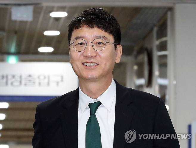 법정 향하는 김웅 의원 (서울=연합뉴스) 김성민 기자 = '고발사주 의혹'과 관련해 정치권 창구로 지목된 국민의힘 김웅 의원이 16일 오전 서초구 서울중앙지방법원에서 열린 1심 속행 공판에 참석하고 있다. 
    김 의원은 지난 2020년 손준성 당시 대검찰청 수사정보정책관과 공모해 여권 인사들에 대한 고발을 사주한 혐의를 받는다. 2023.7.10  [공동취재] ksm7976@yna.co.kr