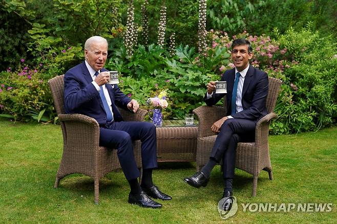 미국과 영국 정상 (런던 로이터=연합뉴스) 조 바이든 미국 대통령이 10일(현지시간) 영국 런던 다우닝가 총리실 정원에서 리시 수낵 총리와 차를 마시며 대화를 나누고 있다.2023.7.10 photo@yna.co.kr