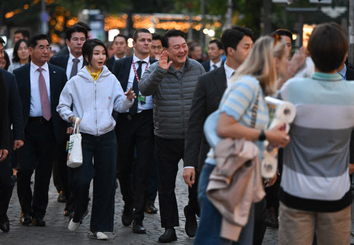 북대서양조약기구(NATO·나토) 정상회의 참석차 리투아니아를 방문 중인 윤석열 대통령과 김건희 여사가 10일(현지시간) 빌뉴스 구시가지를 산책하고 있다. (사진=연합뉴스)