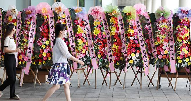 11일 세종시 정부세종청사 국토교통부 입구에 원희룡 장관 응원 문구가 적힌 화환이 가득하다. (사진=연합뉴스)