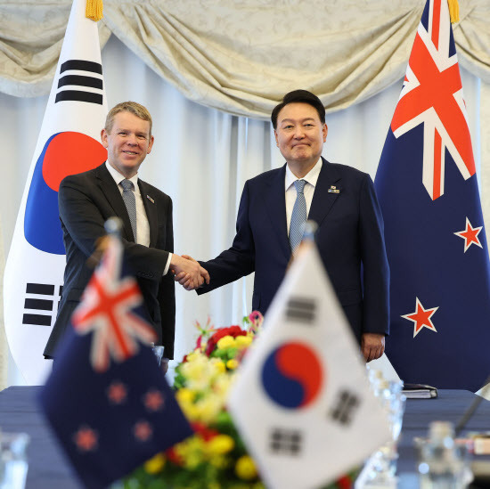 북대서양조약기구(NATO·나토) 정상회의에 참석하는 윤석열 대통령이 11일 빌뉴스 한 호텔에서 열린 한·뉴질랜드 정상회담에서 크리스 힙킨스 뉴질랜드 총리와 악수하고 있다. (사진=연합뉴스)