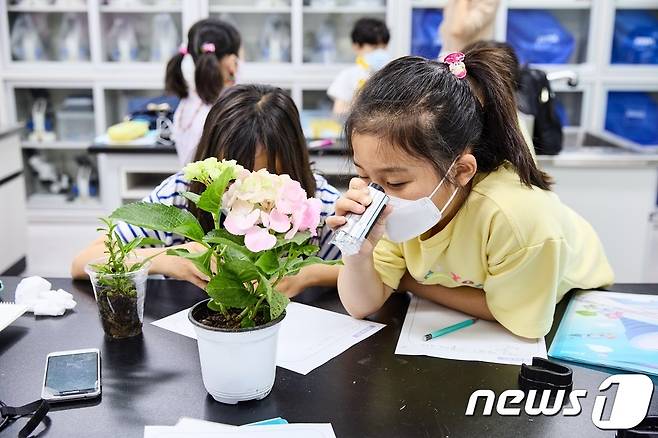 학생들이 바이오 탐구 수업에 참여하고 있다(국립부산과학관 제공)