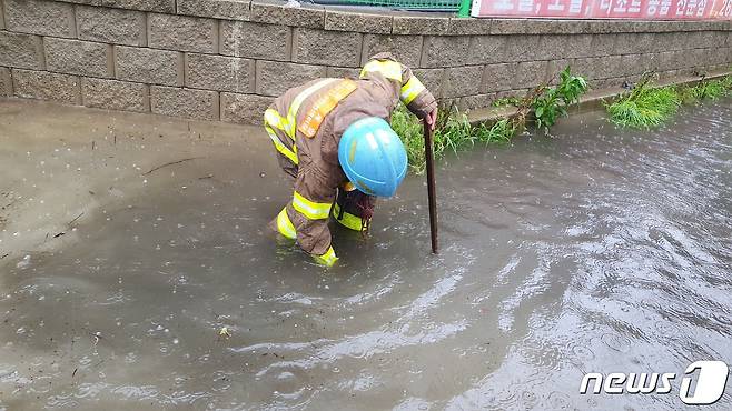 11일 오후 3시 59분께 인천 계양구 서운동 자동차전문학원 인근 도로가 침수됐다는 신고가 접수돼 소방대원들이 안전 점검을 하고 있다. (인천소방본부 제공) 2023.7.11/뉴스1