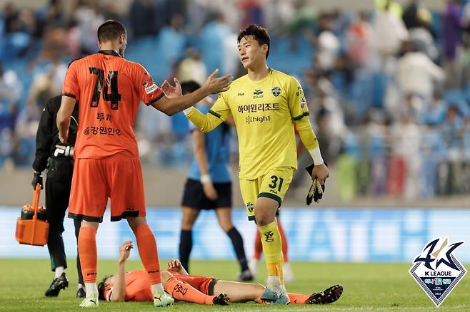 강원FC의 이광연 골키퍼(오른쪽). (한국프로축구연맹 제공)