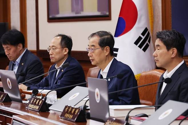 한덕수 국무총리가 11일 정부서울청사에서 열린 국무회의에 참석해 발언하고 있다. [이미지출처=연합뉴스]