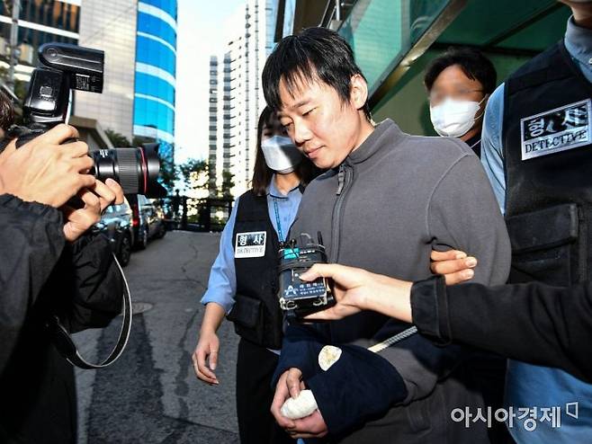 ‘신당역 스토킹 살인범' 전주환이 지난해 9월21일 서울 중구 남대문경찰서 유치장에서 검찰로 송치되고 있다. /문호남 기자 munonam@