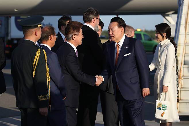 북대서양조약기구(NATO·나토) 정상회의 참석을 위해 리투아니아를 방문한 윤석열 대통령과 부인 김건희 여사가 10일(현지시각) 빌뉴스 국제공항에 도착해 환영인사들과 인사하고 있다. 2023.07.11. photo1006@newsis.com