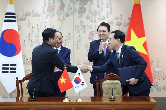 정부는 상시화·장기화하는 공급망 위기를 극복하기 위해 여러 대책을 마련하고 있다. 그러나 그 시작점과 같은 공급망 3법 중 현재 국회 문턱을 통과한 법안은 1개뿐이다. 윤석열 대통령과 응우옌 쑤언 푹 베트남 국가주석이 2022년 12월 5일 서울 용산 대통령실에서 열린 핵심광물 공급망 협력에 관한 양해각서(MOU) 서명식에 참석해 이창양 산업통상자원부 장관(오른쪽)과 응우옌 홍 지엔 베트남 산업무역부 장관이 악수하는 모습을 지켜보고 있다. / 뉴스1