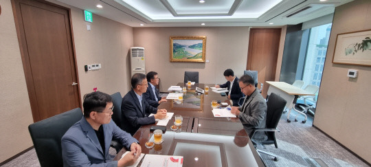 전형식 도 정무부지사는 지난달 30일 한국은행 본사에 방문, 채병득 부총재보를 만났다. 사진=충남도 제공