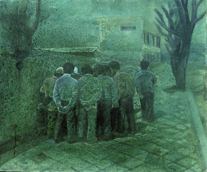 노원희 작가가 1980년 개인전에서 발표한 작품 ‘거리에서’. 평범한 길거리에 서 있는 사람들 속에 불길한 분위기가 감도는 장면을
 묘사했다. 김윤수 미술평론가는 당시 개인전에 대해 “1970년대 번영과 화려한 구호 밑 응달진 삶을 살아온 수많은 사람들의 
초상화”라고 평가했다. 박수근미술관 제공
