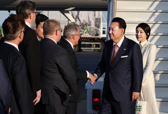 북대서양조약기구(NATO·나토) 정상회의에 참석하는 윤석열 대통령과 김건희 여사가 10일 오후(현지시간) 리투아니아 빌뉴스 국제공항에 도착해 영접객들과 악수하고 있다. 윤 대통령은 4박 6일간의 일정으로 리투아니아·폴란드를 순방한다. 연합뉴스