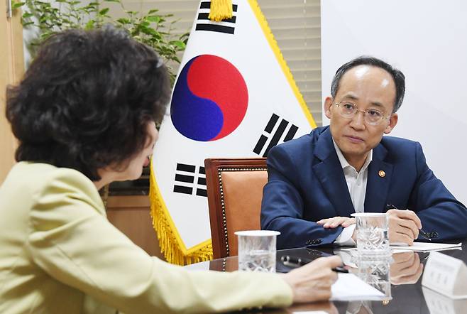 추경호 부총리 겸 기획재정부 장관이 11일 정부서울청사에서 한국대학교육협의회 등 대학 단체와 '대학교육 간담회'를 개최, 대학 경쟁력강화 및 안정적 운영을 위한 재정 지원 과제를 논의하고 있다.