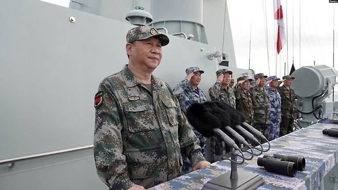 시진핑 중국 국가주석이 2018년 4월 12일 군복차림으로 남중국해에서 열린 사상 최대 규모의 인민해방군 해상열병식을 사열하고 있다. 그는 부대 사열 후 연설에서 “강대한 인민 해군을 건설하는 임무가 오늘날처럼 긴박한 적이 없었다”며 공산당에 대한 충성을 강조했다. 그는 또 중국의 첫 항공모함인 랴오닝함에서 벌어진 함재기 이륙 훈련을 지켜봤다. 사진=미국의소리(VOA)방송 캡처