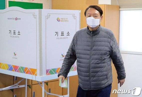 윤석열 대통령이 검찰총장던 당시 제21대 국회의원선거일인 15일 오전 서울 서초구 원명초등학교에 마련된 투표소에서 투표를 하는 모습. 2020.4.15/뉴스1 © News1 구윤성 기자 /사진=뉴스1