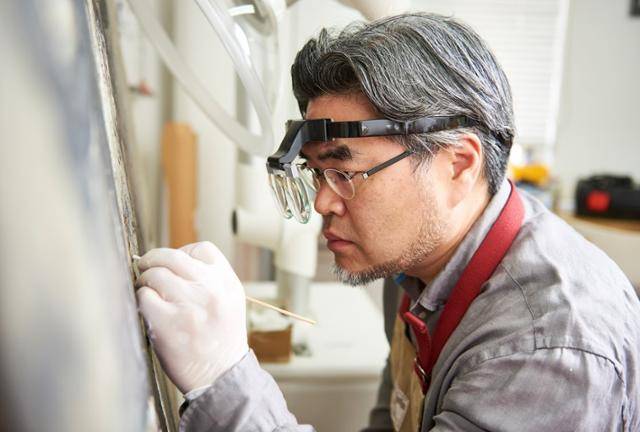 미술작품 복원 작업 중인 김겸 박사.