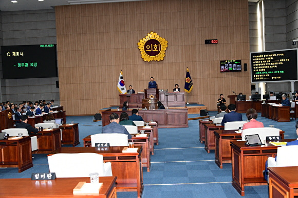 광주광역시의회가 10일 제318회 임시회를 개회하고 있다 [사진=광주시의회]