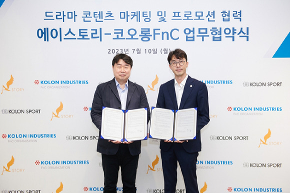 10일 코오롱FnC 본사에서 코오롱FnC와 에이스토리가 콘텐츠 제작 자문 및 공동 마케팅을 위한 업무협약식을 진행했다. 이상백 에이스토리 대표(왼쪽)와 김정훈 코오롱스포츠 상무가 기념촬영을 하고 있다. [사진=코오롱FnC]