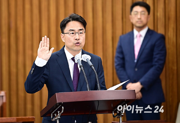 권영준 대법관 후보자가 11일 국회에서 열린 인사청문회에서 선서를 하고 있다. [사진=곽영래 기자]