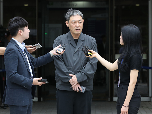 유튜버 김용호씨(47)가 연예인들에게 약점을 폭로하지 않겠다는 대가로 돈을 뜯은 혐의로 경찰 조사를 받았다. [사진=뉴시스]