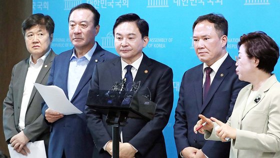 원희룡(가운데) 국토교통부 장관이 6일 오전 서울 여의도 국회 소통관에서 '서울-양평 고속도로 사업에 대한 뉴스' 관련 취재진의 질문을 받고 있다. 뉴스1