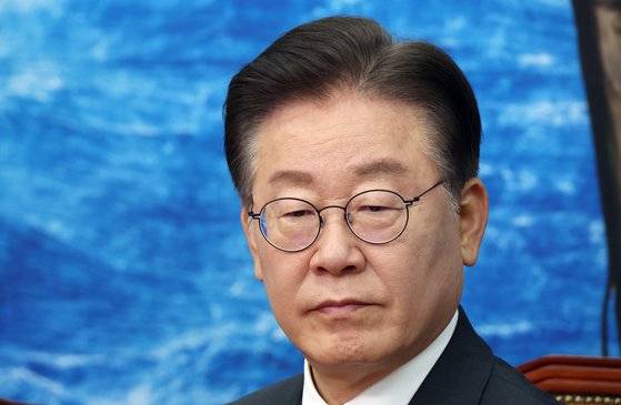 더불어민주당 이재명 대표가 지난 10일 국회 당 사무실에서 열린 최고위 회의에 참석하고 있다. 연합뉴스